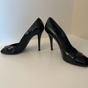 STUART WEITZMAN Peep toe patent leather criss cross pump SZ 9.5